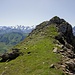 Blick vom Gipfelsteinmann zum höchsten Punkt