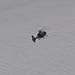 Ein (Armee-)Helikopter fliegt über den Basòdino-Gletscher