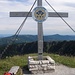 Gipfel des Tirolerkogels (links hinter dem Gipfelkreuz der Eisenstein, rechts der Hohenstein)