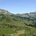 Aussicht Hüenderegg: Blick Richtung wo ich herkam (Bildmitte, Horizont = Chinzig Chulm). LInks noch Markant Rossstock und Fulen. Rechts Schächentaler Windgällen