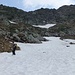 Zwei Schneefelder verkürzen den Abstieg zum Bristensee.
