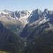 Bergeller Granitberge. Rechts, rechteckig: Badile, links davon mit auf den Betrachter verlaufenden Grat: Gemelli, dann der Gletscher Vad. Da la Bondasca. Links hinten der Monte Disgrazia.