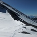 Nach dem Punkt 3197 verlässt man den Nordgrat und wechselt über die Felsstufe auf die Nordwestflanke des Rinderhorns. Es gibt Spalten östlich der Gratschneide, welche aber über den Schutt begangen werden kann. Im Hintergrund Mont Blanc.