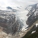 <b>Gurgler Ferner.<br />Le nuvole e la nebbia che avvolgono le cime non ci impediscono di ammirare a lungo la bellissima colata del Gurgler Ferner, uno stupendo ghiacciaio che presenta una sorta di isolotto (Mitterkamm, 3207 m). Il ghiacciaio raggiunge due note cime: L’Altissima (3482 m) o Hochwilde e lo Schalfkogel (3537 m).</b>