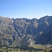 der [http://www.hikr.org/tour/post6328.html Hindelanger Klettersteig] folgt dem bildfüllenden Grat über Wengenköpfe zum Großen Daumen