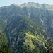 Ausblick vom alten Alpweg nach In di Ari hinüber auf Cugnasco 1392m und etwas höher Nedi 1823m