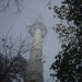 Der Fernsehturm auf dem Biirbistel / Birbistel ragt knapp über den Nebel.
