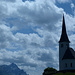 Kirche von Tenna im Wolkenhimmel