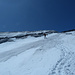 Auch nach Schliessung des Skigebiets gute Abfahrtsbedingungen auf dem Vorabfirn entlang der Abdeckungen