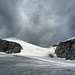 Graue Wolken jagen über die Steilstufe des Segnas-Gletscher