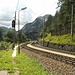 Zurück zum Bahnhof von Wald am Arlberg entlang der Gleise