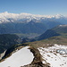 Gipfel Sparrhorn - Teilpanorama 8/8. Blick über den Süd-Grat des Sparrhorn ins Rotten-(Rhone-)Tal bei Brig. Den Hintergrund bildet die Walliser Bergwelt vom Monte Leone-Massiv bis zum Matterhorn (rechts).