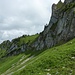 unser Anstiegsweg, Querung unter der Hirschberg-Nordflanke und Aufstieg über die felsdurchsetzte grasige Ostflanke