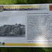 Informationstafel mit einem von der Saale her aufgenommenen Photo der Teufelsberg-Felsen, als es davor noch keine Bebauung gab.
