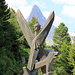 Die Raul Ratnowsky Statue umarmt das Zervreilahorn