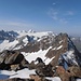Schön der Blick vom Gipfel zur nahen Ölgrubenspitze (rechts) und der weißen Ötztaler Prominenz Weißseespitze und Weißkugel...