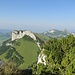 Auf dem Bogartenfirst unterhalb des Gipfelkopfs, beim zweiten Gipfelbuch: Der Blick schweift über Legföhren zum Alp Sigel und Hohen Kasten.