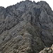 Der Gipfelaufbau, am Grat direkt hoch, dann nach links in die bereits sichtbare Rinne.
