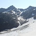 <b>Dopo 2:40 h di cammino arriviamo alla Bocchetta Poncione Val Piana (2589 m). Con gli sci impiegai una mezz’oretta in più.<br />Finalmente riesco a vedere il Ghiacciaio di Valleggia nella veste estiva.  </b>