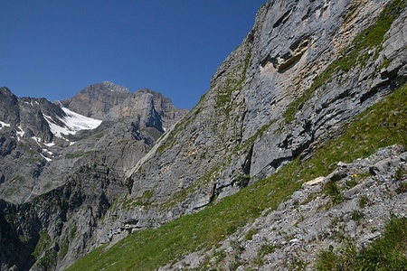 Auf der grossen Wiese. Ich vermute das die "auffälligen Weissen Platten" in der Bildmitte zu sehen sind. Hier rechts geht es für mich nicht hinauf.