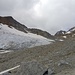 Der im Abstiegssinne links umgangene Gletscherrest (Spalten!) und rechts oben die Finailspitze.