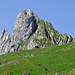 der massige Berg neben den Scherenspitzen müsste wohl der Gamsturm (1940m) sein der dem Gamschopf (1959m) vorgelagert ist