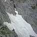 Rückblick zu einem steilen Schneefeld im Birgkar beim Anstieg zum Kamm der Hohen Köpfe; rechts des Schneefelds sind die Markierungen des Birgkar-Steigs zu erkennen.
