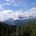 Blick Richtung Suden, in Karnischen Alpen, mit wunderschonen Frohntal, zwischen Raudenspitze(2507m)-links und Zwolferspitz(2592m)-rechts, im Bildmitte. Hochweißstein oder Monte Peralba muss dazwischen im Hintergrund sein.