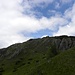 Die Südwand des Soleck ist eine wenig steile Wiese, von hier 5-10 Minuten bis Gipfel.