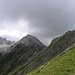 Böses Weibele im Bildmitte mit Wilde Sender links, gesehen in Aufstieg zum Riebenkofel .