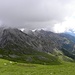 Tiefblick ins Pirknerbach, mit Böses Weibele,2589m und etwas rechts, in Wolken  Hochstadel, 2680m.
