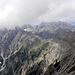 Mit Zoom konnen Sie den Weg zur Zochenpass(2260m), hier beginnt den Allmaier-Toni Klettersteig(mittelschwierig,C) nach links zum Weittalspitze(2539m), mit Wolken bedeckt.