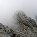 Der Hauptgipfel scheint ein bisschen zu schwer zu klettern(I-I+),aber nicht der Fall in einem solchen Nebel.So,nach 30 Minuten am Gipfel,nur Abstieg, keine regen, aber also keine Sicht.