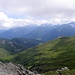Blick nach Sudosten, in Karnischer Alpen, mit Hohe Warte(2780m) in Wolken und Biegenkopfegrat im Bildmitte.