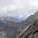 Spitzkofelgrat(2717m) ubers Zochenpass(2280m)-links in Hintergrund und Simonskopf, 2687m, rechts.Die erste wurde klettern, der zweite wird folgen...