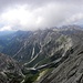 Tiefblick ins Wildsederbach, den kleine Gipfel links ist Soleck(2221m), gegenüber Weittalspitze(2539m),auf Hauptkamm des Lienzer Dolomiten.