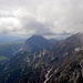 Blick Richtung Sudwesten nach Eggenkofel(2591m)-mitte und Eisenschuss(2615m)-rechts, mit dichte Wolken.