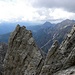 Abstieg am Sud-Sudwestgrat des Böses Weibele, Eggenkofel(2591m) und Eisenschuss(2615m) im Hintergrund.