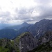 Abstieg ins Karlahn,nach links,Soleck,2221m im Vordergrund, Eggenkofel(2591m) und Eisenschuss(2615m) im Hintergrund.