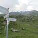 Bei der Zollwärter Hütte (2221m) ist die Rotbühelspitze als "ungesicherter Steig ohne Markierung, 2 std." ausgewiesen; im unteren Bereich gibt es aber kaum Pfadspuren oder Steinmänner
