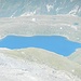 Vogelperspektive gezoomt: Lago di Emet mit Rifugio Bertacchi 
