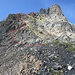 Aufstieg in der N-Seite des Ostgrates - Aufstieg durch die Rinne und direkt über den Grat (rot), Abstieg über das Band und den Schuttkegel (gelb)