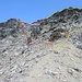 beim "spitzen Stein" auf der Rippe - links die Aufstiegsroute über die Lücke zwischen SW- und Hauptgipfel (rot), rechts die Abstiegsroute (gelb)