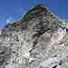 Blick vom grossen Steinmann zurück zum Felskopf. Aufstiegsroute (rot) und Abstiegsroute (gelb)