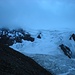 Auf dem Weg von Hohsaas zum Anseilplatz unten am Gletscher. Das Wetter war noch nicht verheissungsvoll. Im Blick den Triftgletscher mit den vielen Seracs.