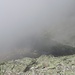 Der Bergsee ist in Nebelschwaden gehüllt
