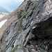 Die Felszähne westlich von Punkt 2851 können entweder durch Abstieg von 50 Höhenmeter durch ein relativ steiles Schuttcouloir südlich umgangen werden, oder, wie hier etwas unterhalb der Gratschneide traversiert werden (ein paar Steinmänner weisen den Weg, Stellen II).