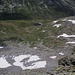 Tiefblick vom Gipfel ins Val Termine mit dem kleinen Bergsee Lago di Scai (2300m).