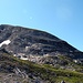 Zuerst traversiert man von der Bildmitte nach rechts auf das zweite Felsband, wo die „Schlüsselstelle“ wartet. Danach geht's über den Bergrücken (hier am rechten Horizont) einfach zum Gipfel.