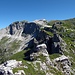 Die Felsabbrüche der Saaser Calanda - der weitere Tourenverlauf geht diesem Grat entlang